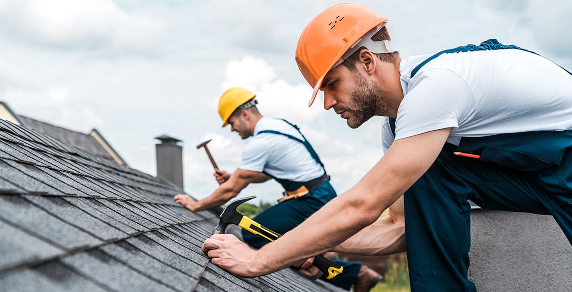2 roofers working on a roof